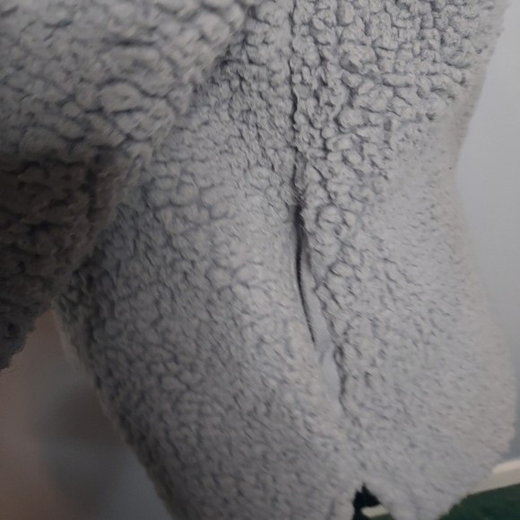 SO Gray Faux Fur 100% Polyester Size Small Sweater - Picture 5 of 9